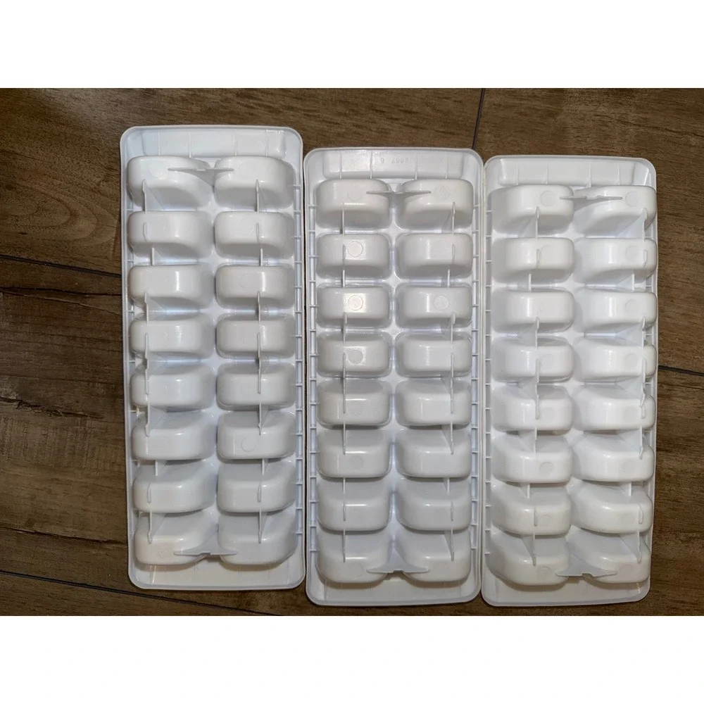 Rubbermaid White Plastic Ice Cube Trays Set of 3 Stackable Easy Release 16 Cube